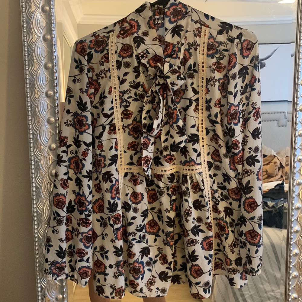 Keyhole cut out and now neck tie paisley dress shirt.